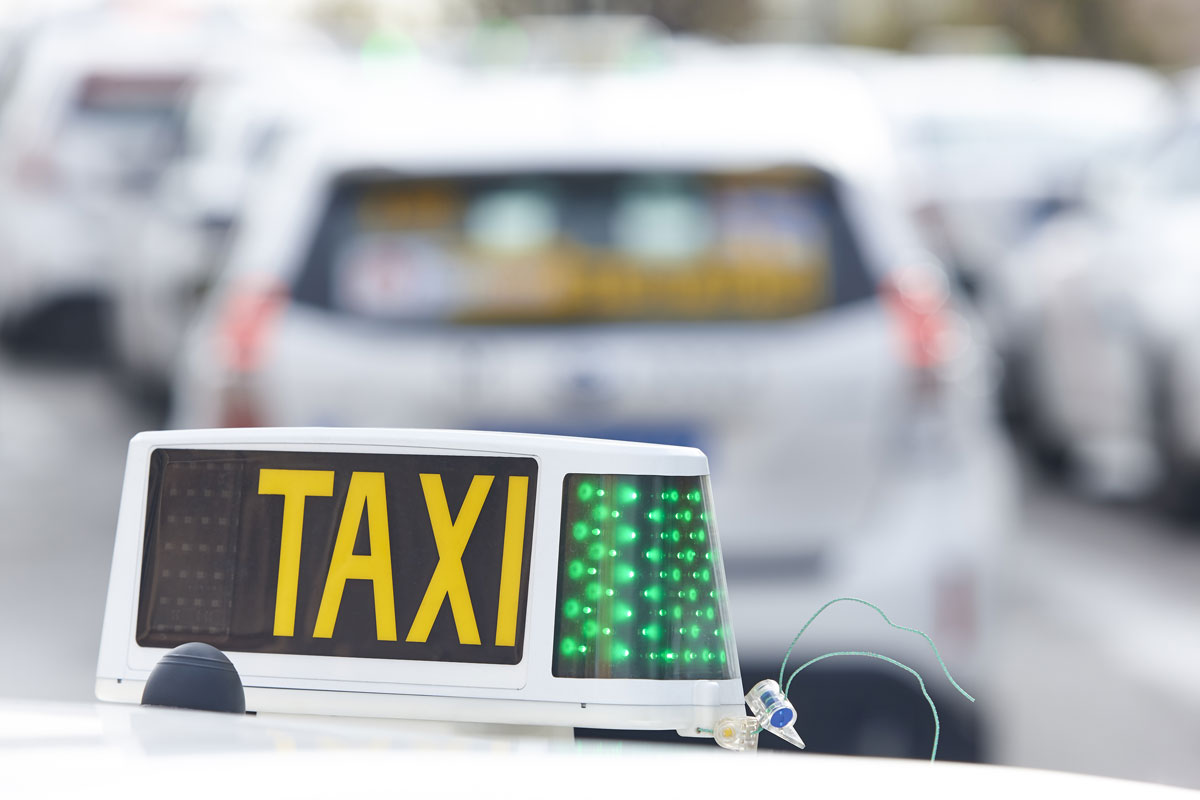 rótulo taxi disponibilidad sobre coche blanco en Madrid